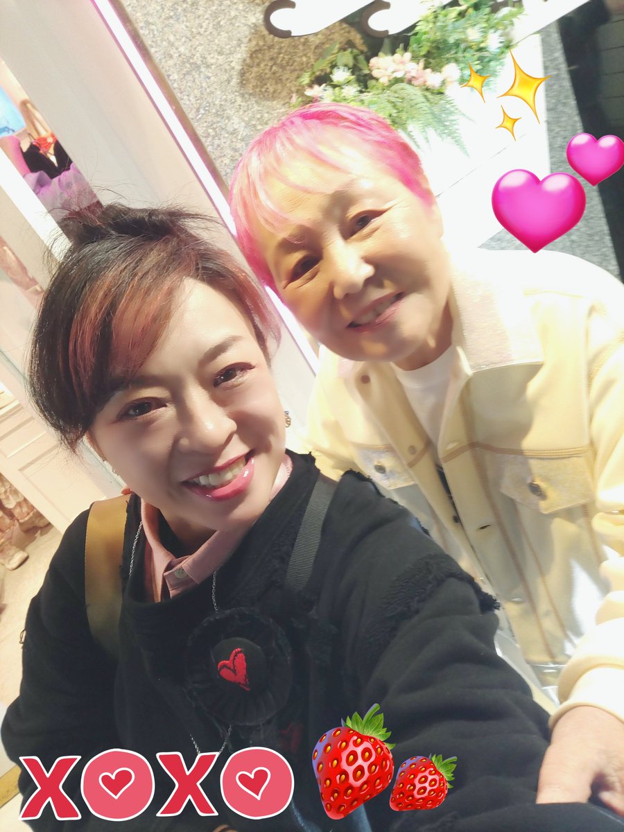 tomo1569_0301's tweet image. 大好きなブランド《ＭＩＬＫ 》の secret partyにお呼ばれして来たよ🎵
今となっては《MILK BOY》しか着ないんだけど🤣
大好きなひとみさんにもお会い出来て😆💕
いつもの店員さん達も可愛くて😆
シャンパンも🍷アイスクリームも🍨
ケーキも🎂みんな美味しくて😋✨
とびきり可愛くて🎵全部正義だっ🙌💕