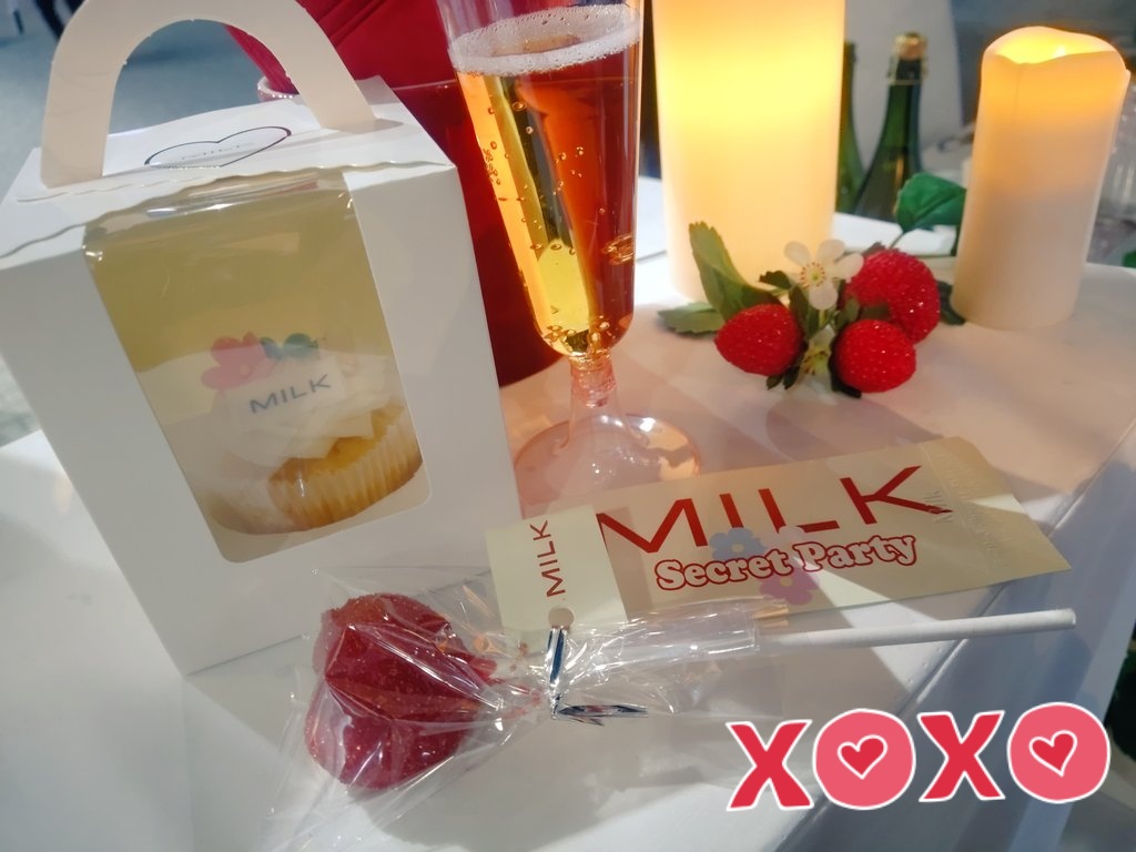 tomo1569_0301's tweet image. 大好きなブランド《ＭＩＬＫ 》の secret partyにお呼ばれして来たよ🎵
今となっては《MILK BOY》しか着ないんだけど🤣
大好きなひとみさんにもお会い出来て😆💕
いつもの店員さん達も可愛くて😆
シャンパンも🍷アイスクリームも🍨
ケーキも🎂みんな美味しくて😋✨
とびきり可愛くて🎵全部正義だっ🙌💕
