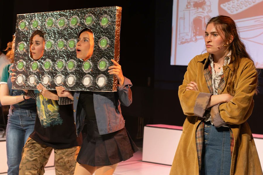 🏳️‍⚧️🏳️‍🌈 Al <a href="/teatreolia/">Teatre Eòlia</a> hi ha una obra superxula: 'No es pot saber' que ens explica la nostra història en forma de musical i de petit format. N'hem parlat amb el dramaturg <a href="/MarioRebugent/">Mario Rebugent</a>, l'actriu Gala Tordera i l'actori Daniel Crespo 3cat.cat/3cat/lequip-de…