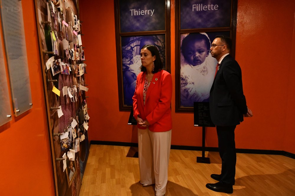 IGIHE's tweet image. Minisitiri w’Intebe wungirije akaba na Minisitiri w’Ububanyi n’Amahanga w’u Bubiligi, Maxime Prévot, yasuye Urwibutso rwa Jenoside yakorewe Abatutsi rwa Kigali ruri ku Gisozi, asobanurirwa amateka yagejeje kuri Jenoside n’ingaruka zayo, ndetse n’urugendo rw’ubwiyunge no kwiyubaka…