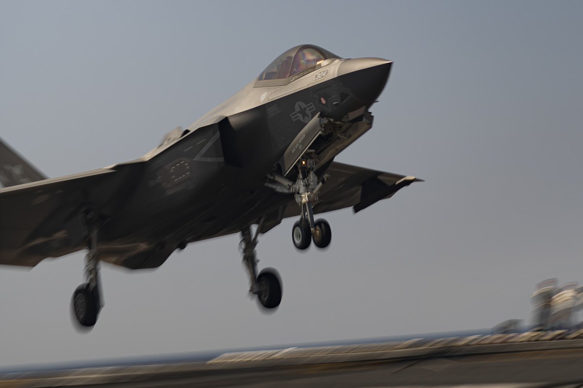 Wheels down, mission complete 💪
An F-35C Lightning II attached to Strike Fighter Squadron (VFA) 147 lands on the flight deck of Nimitz-class aircraft carrier USS George Washington (CVN 73), currently underway in the Pacific Ocean