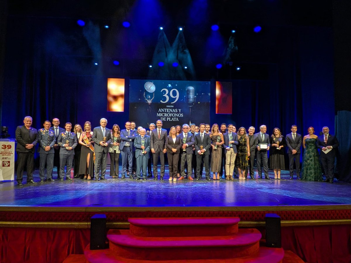 artvmurcia's tweet image. Todos los premiados de la #39GalaARTVMURCIA en el escenario para la tradicional Foto de Familia. 📸 #Premios #FinDeGala

Ha sido una gala espectacular!!  #ARTVMURCIAgala39