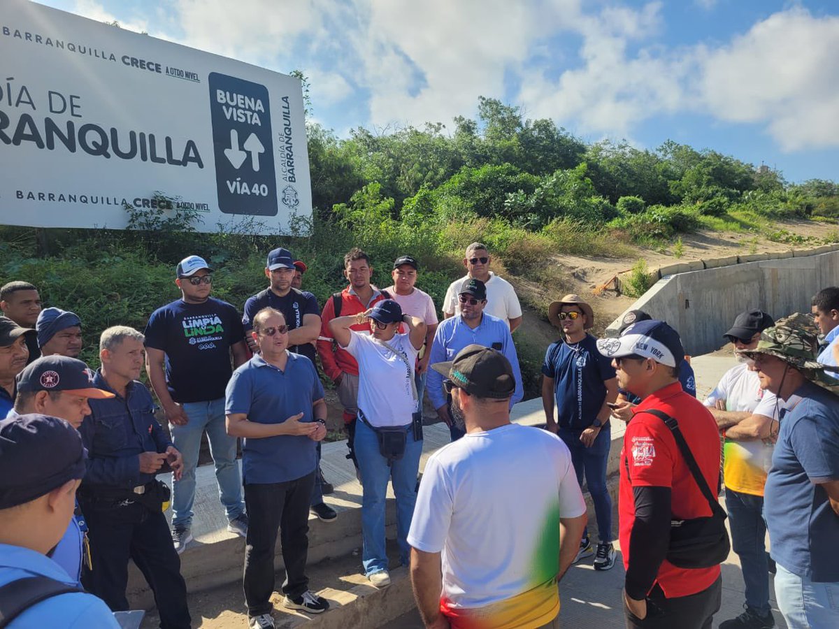 ControlUrbanoBq's tweet image. Mantenemos operativos para el control del cableado aéreo en la ciudad. En un trabajo articulado con Oficina de Servicios Públicos y Secretaría de Planeación, se verificaron diferentes puntos priorizados en la Vía 40 para la regulación de esta problemática.