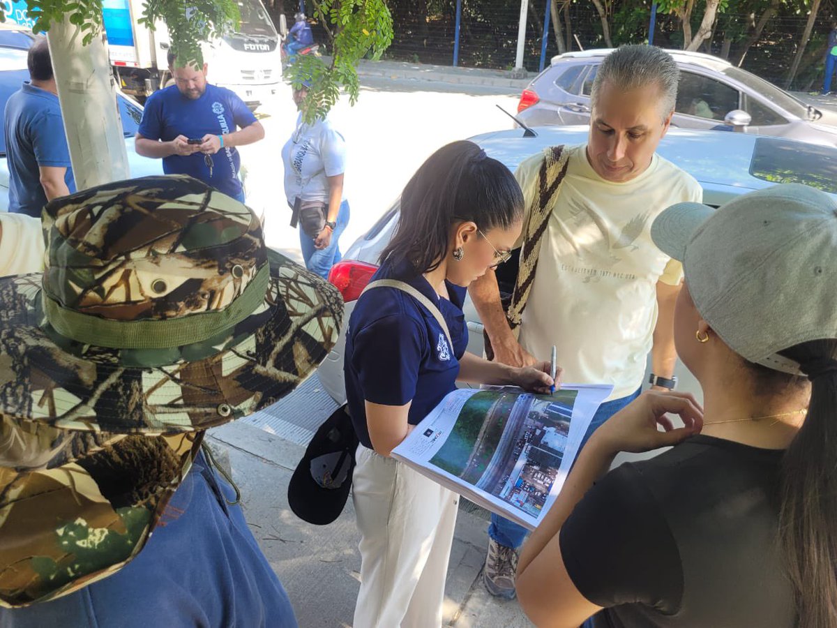 ControlUrbanoBq's tweet image. Mantenemos operativos para el control del cableado aéreo en la ciudad. En un trabajo articulado con Oficina de Servicios Públicos y Secretaría de Planeación, se verificaron diferentes puntos priorizados en la Vía 40 para la regulación de esta problemática.