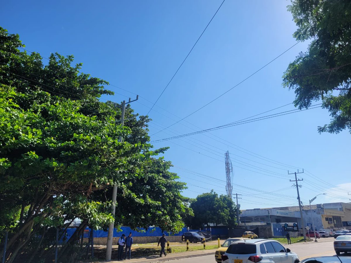 ControlUrbanoBq's tweet image. Mantenemos operativos para el control del cableado aéreo en la ciudad. En un trabajo articulado con Oficina de Servicios Públicos y Secretaría de Planeación, se verificaron diferentes puntos priorizados en la Vía 40 para la regulación de esta problemática.