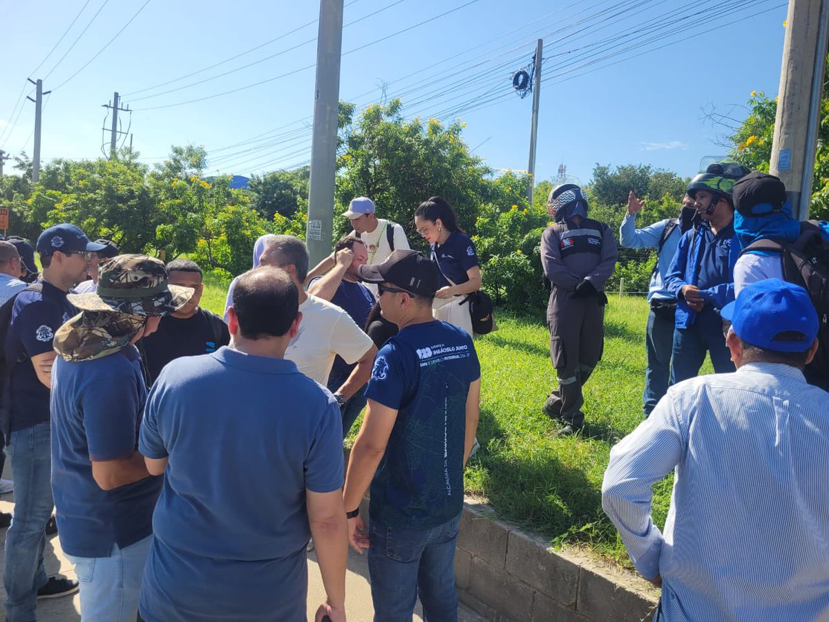 ControlUrbanoBq's tweet image. Mantenemos operativos para el control del cableado aéreo en la ciudad. En un trabajo articulado con Oficina de Servicios Públicos y Secretaría de Planeación, se verificaron diferentes puntos priorizados en la Vía 40 para la regulación de esta problemática.