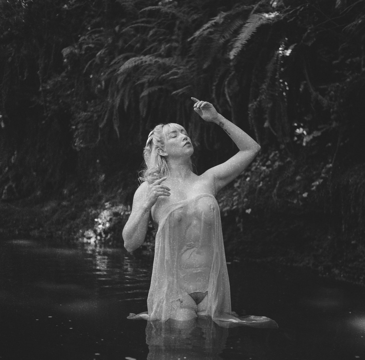 AmandaCalquhoun's tweet photo. 120mm film of Veronica https://t.co/OJnEC9FZDF