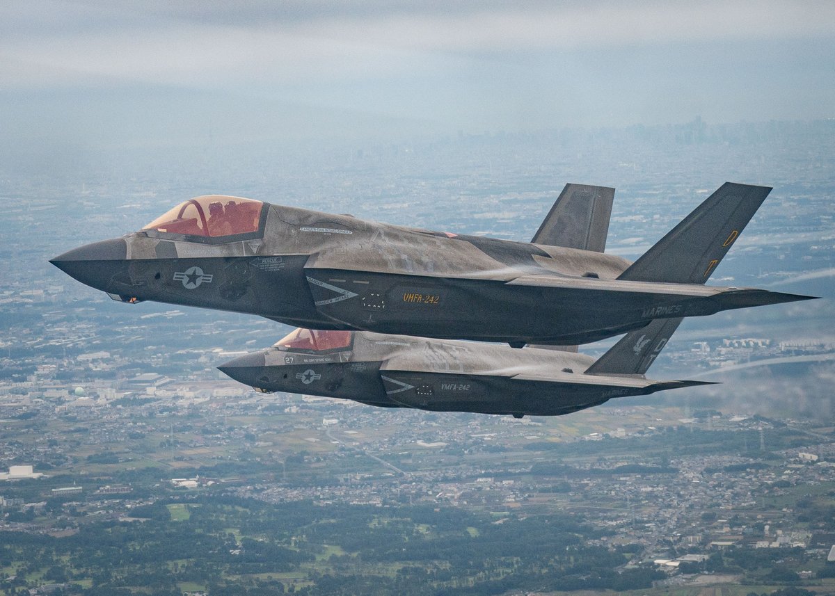 YokotaAirBase's tweet image. 第36空輸中隊（#36AS）所属のC-130Jと、米海兵隊第242海兵戦闘攻撃飛行隊（#VMFA242）所属のF-35Bが、10月21日、横田基地周辺で統合強制侵攻作戦（#JFEO）演習中にインターフライを実施。
第374空輸航空団（#374AW）は、前方展開下の競合環境を想定し、統合連携と指揮統制能力、JFEO実行力を示した。