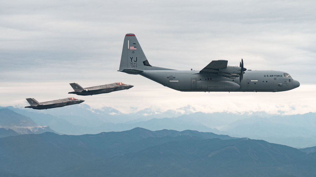 YokotaAirBase's tweet image. 第36空輸中隊（#36AS）所属のC-130Jと、米海兵隊第242海兵戦闘攻撃飛行隊（#VMFA242）所属のF-35Bが、10月21日、横田基地周辺で統合強制侵攻作戦（#JFEO）演習中にインターフライを実施。
第374空輸航空団（#374AW）は、前方展開下の競合環境を想定し、統合連携と指揮統制能力、JFEO実行力を示した。
