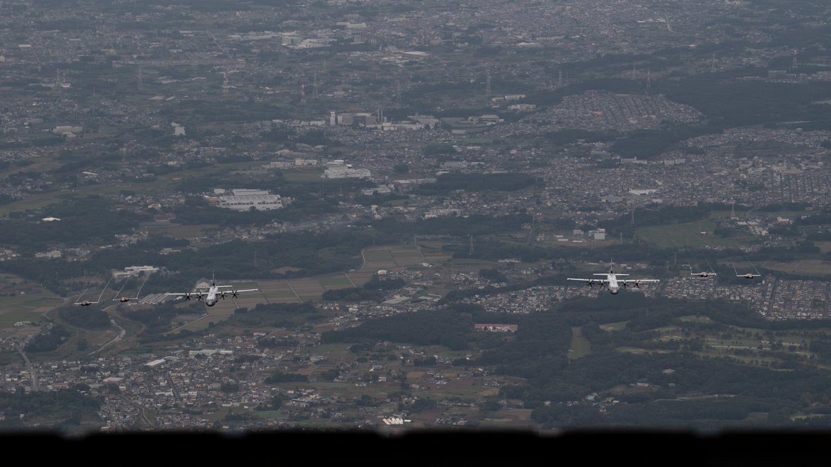 YokotaAirBase's tweet image. 第36空輸中隊（#36AS）所属のC-130Jと、米海兵隊第242海兵戦闘攻撃飛行隊（#VMFA242）所属のF-35Bが、10月21日、横田基地周辺で統合強制侵攻作戦（#JFEO）演習中にインターフライを実施。
第374空輸航空団（#374AW）は、前方展開下の競合環境を想定し、統合連携と指揮統制能力、JFEO実行力を示した。
