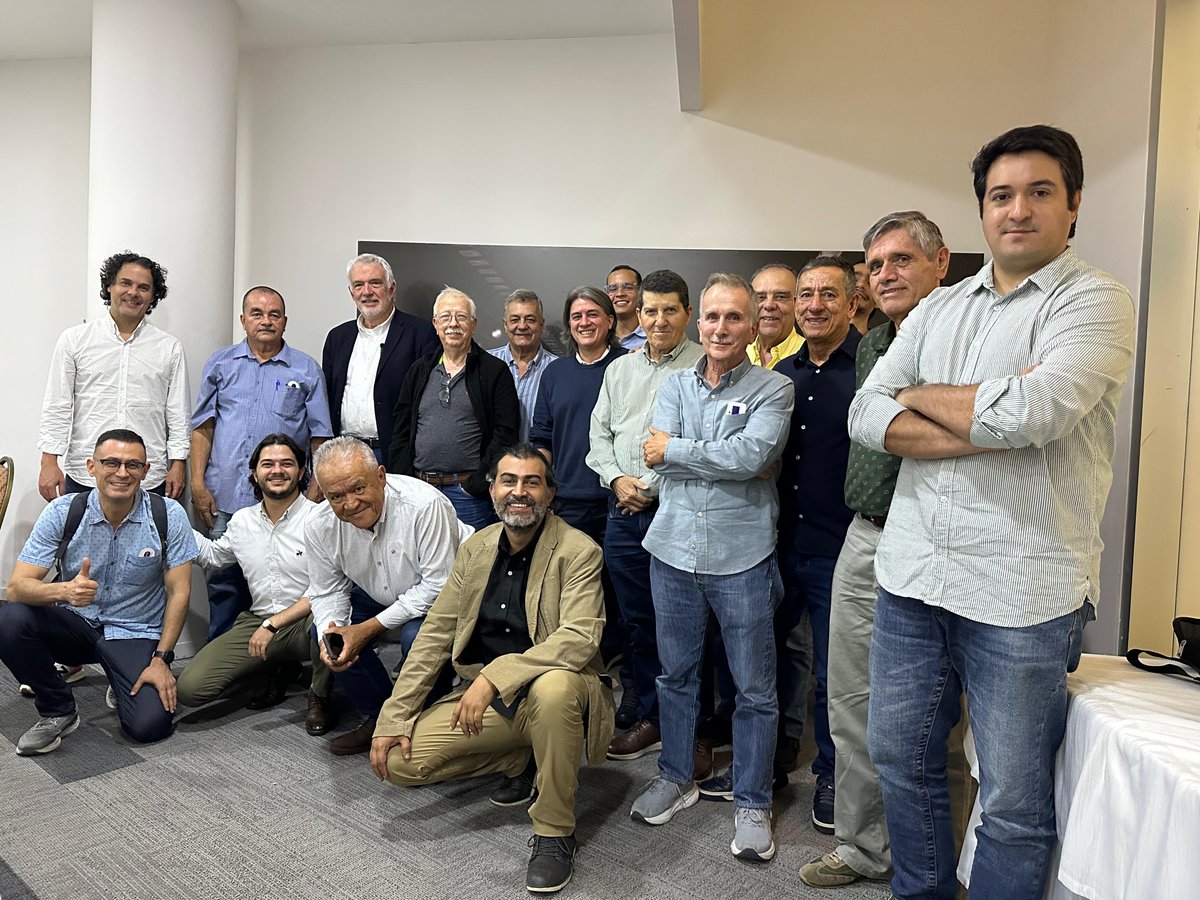 Colombia se construye con hechos, no con discursos. Nos reunimos con ingenieros, empresarios y técnicos que han dedicado su vida a resolver problemas reales: construir ciudades, conectar territorios, llevar servicios públicos a los hogares del país y diseñar futuro.

Estamos