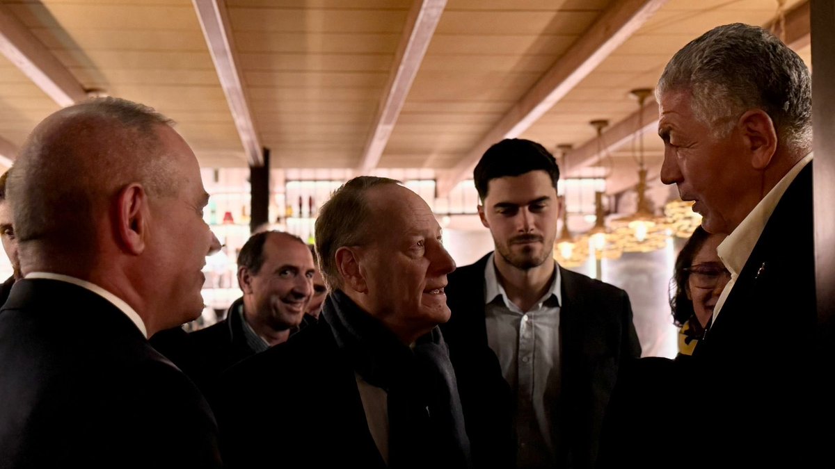 mairie15's tweet photo. Une soirée partenaires du #RCP15 riche en échanges et en passion, en présence d’@AbBenazzi, Vice-Président de @FranceRugby, et de @Philippe_Goujon.
Le Maire du 15ᵉ a pu évoquer avec les dirigeants du club et le Vice-Président de la Fédération sur l’avenir du rugby dans #Paris15 https://t.co/RrtfgNArCH