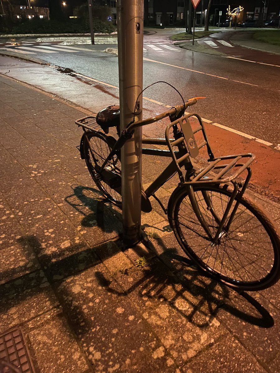 Staat al 1,5 week fiets op Zandrak rotonde nieuwe tiendweg voor Zandrak 99 <a href="/gemkadij/">Krimpen a/d IJssel</a> fiets is al 2 weken aan het zwerven en voordat hij nu op de weg komt in het duister. Kunnen jullie die weghalen.