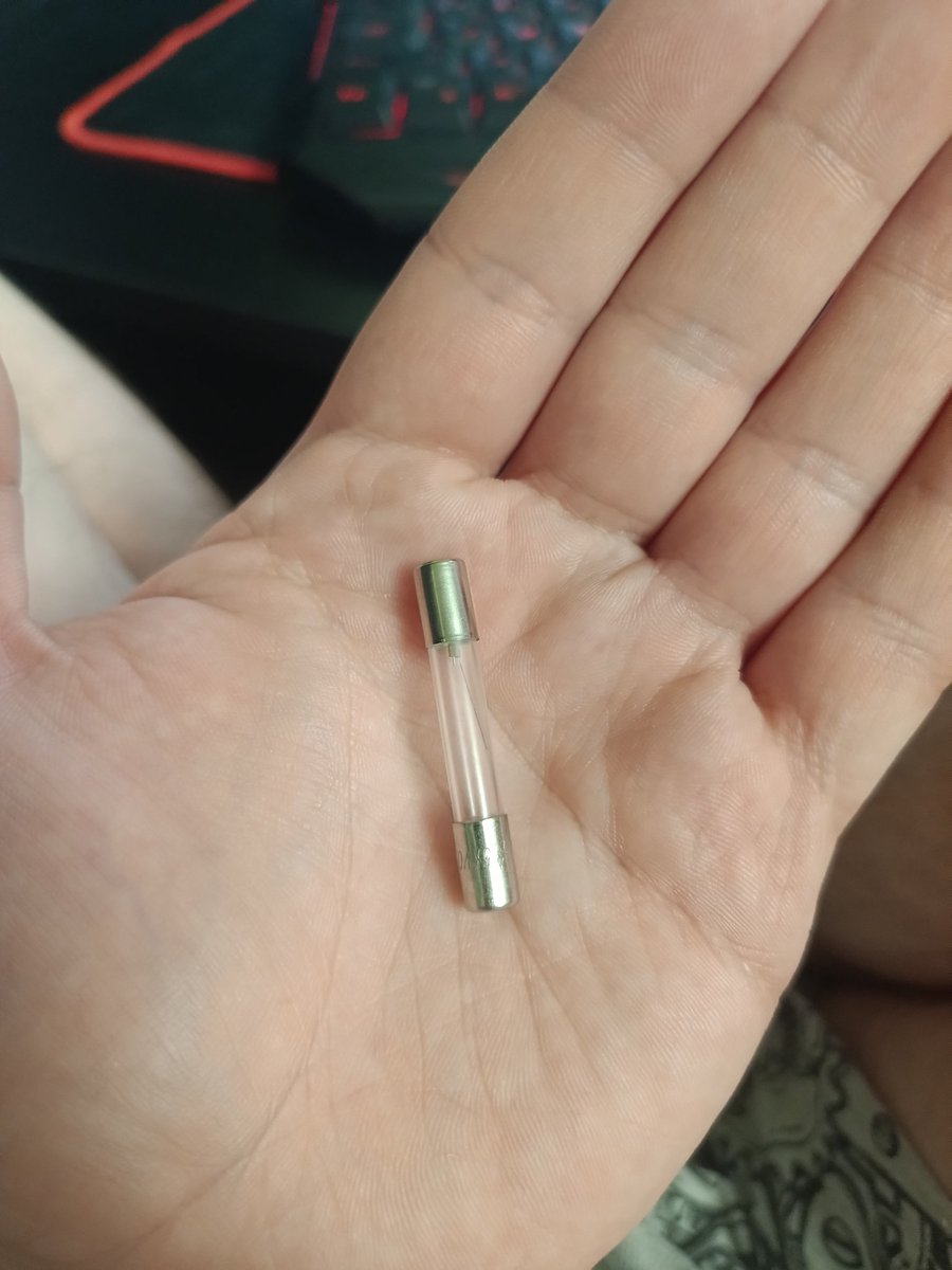 HomeRoot's tweet image. С утра микроволновка перестала греть. Хвала ютубу за то, в на нëм много гайдов по диагностике. Проблема оказалась в высоковольтном предохранителе, цена которому 30р