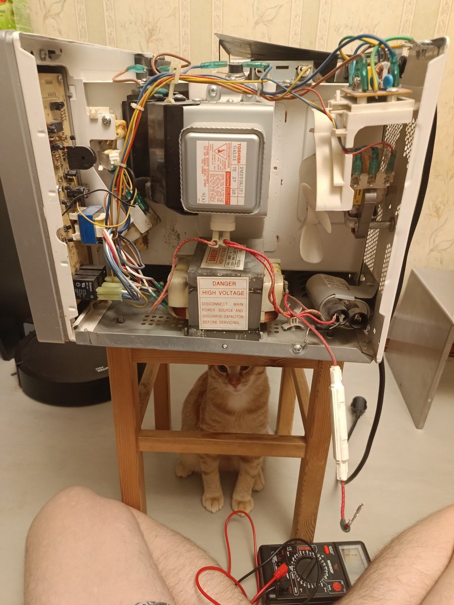 HomeRoot's tweet image. С утра микроволновка перестала греть. Хвала ютубу за то, в на нëм много гайдов по диагностике. Проблема оказалась в высоковольтном предохранителе, цена которому 30р