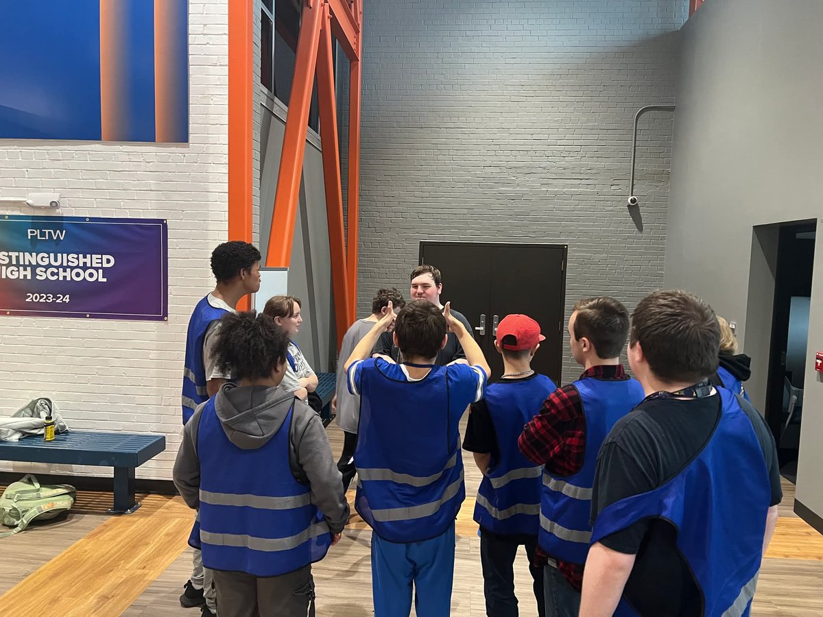 A huge shout out to Mrs. Long, Dr. Rhodes, Ms. Megan Miller, Ms. Brittni and their students for handing out over 100 Thanksgiving Baskets today!