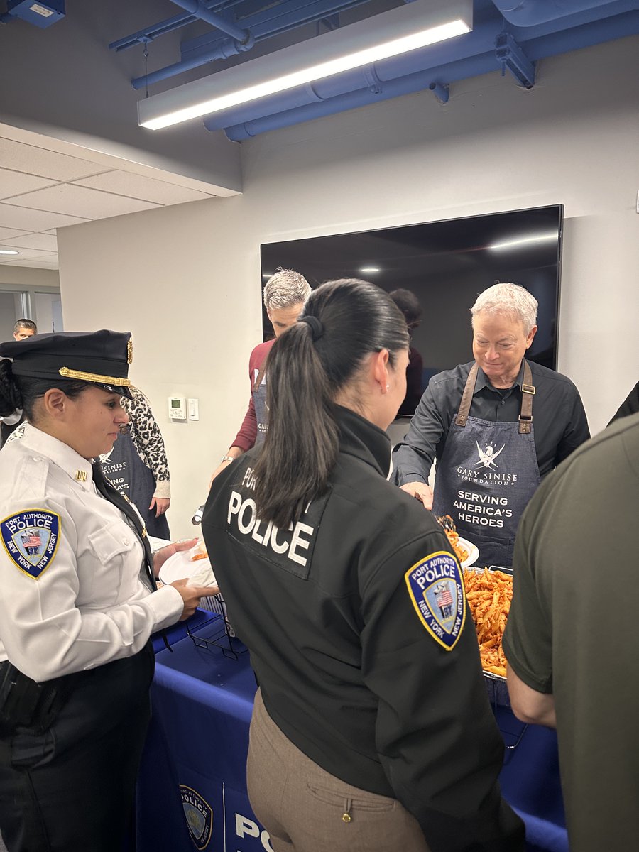 GarySinise's tweet image. Stopped by the NY Port Authority to serve the officers a warm meal of appreciation. These officers work hard and it was my honor to thank them on behalf of so many grateful Americans who support the @GarySiniseFound  🇺🇸