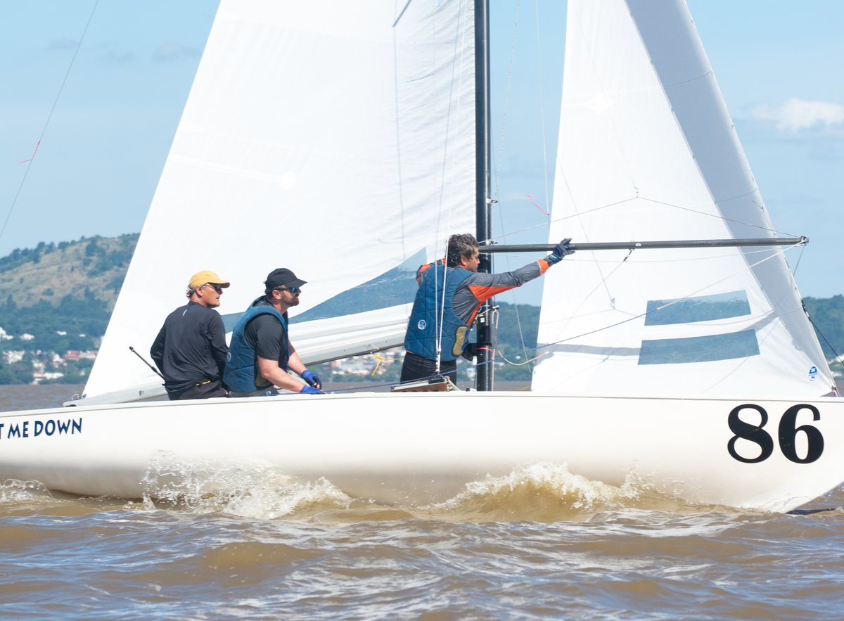 A hot day, light winds for race three and four at the 2025 Soling World Championship. BRA 86 Cicero Hartmann, Frederico Sidou and Regis Silva showing the strings read more at: soling.com/article.asp?Id…
event sponsor <a href="/caveposeidon/">La cave de Poséidon</a>
<a href="/veleirosdosul/">Veleiros do Sul</a>
@solingbrasil