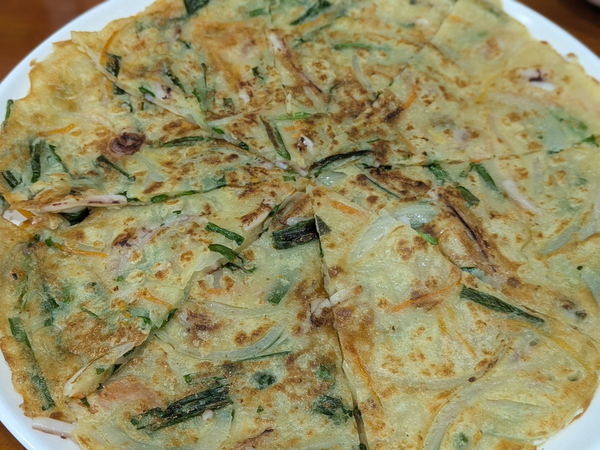 新大久保の合鴨肉専門店「サムスンネ」。
直営の合鴨農場から食材を直送する垂直統合モデルであり、その品質は折り紙付き。焼き物の美味しさはもちろんのこと、鴨のエキスが溶け込んだ麺料理も後を引く美味しさ。
チャキチャキの女将さんの接客も楽しい。飲んで食べて6千円。
takemachelin.com/2025/11/samsun…