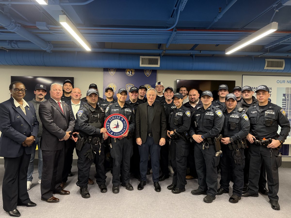 GarySinise's tweet image. Stopped by the NY Port Authority to serve the officers a warm meal of appreciation. These officers work hard and it was my honor to thank them on behalf of so many grateful Americans who support the @GarySiniseFound  🇺🇸