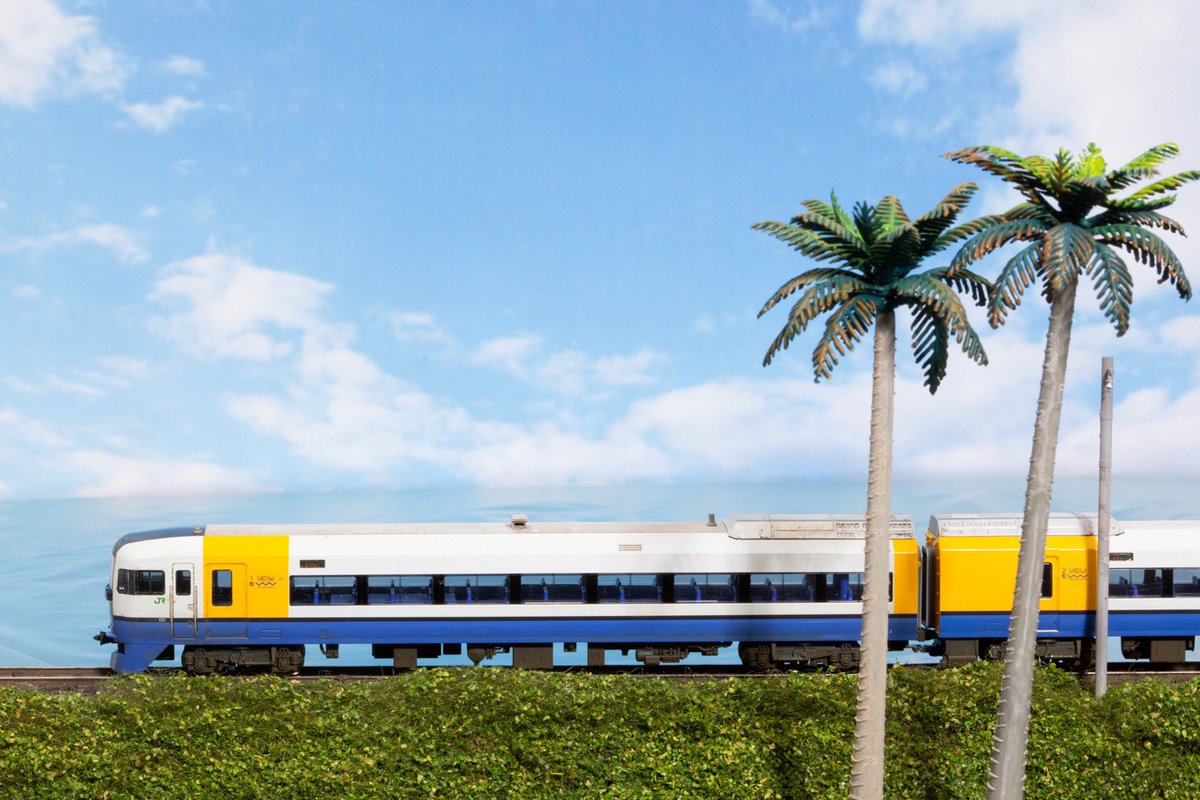 sasaki_mokei's tweet image. Twitterしてる暇あれば早く原稿仕上げろ！って怒られそうですが。。。

告知ですぅ。。。
例の如くでおまけ冊子の255系の実物写真と作例を担当しました。
今回はBe03編成の屋根上の汚れ表現の仕方を書いたので、ウェザリングしてみたいって人にもオススメです。
あと特集向けで253系作りました。。。！