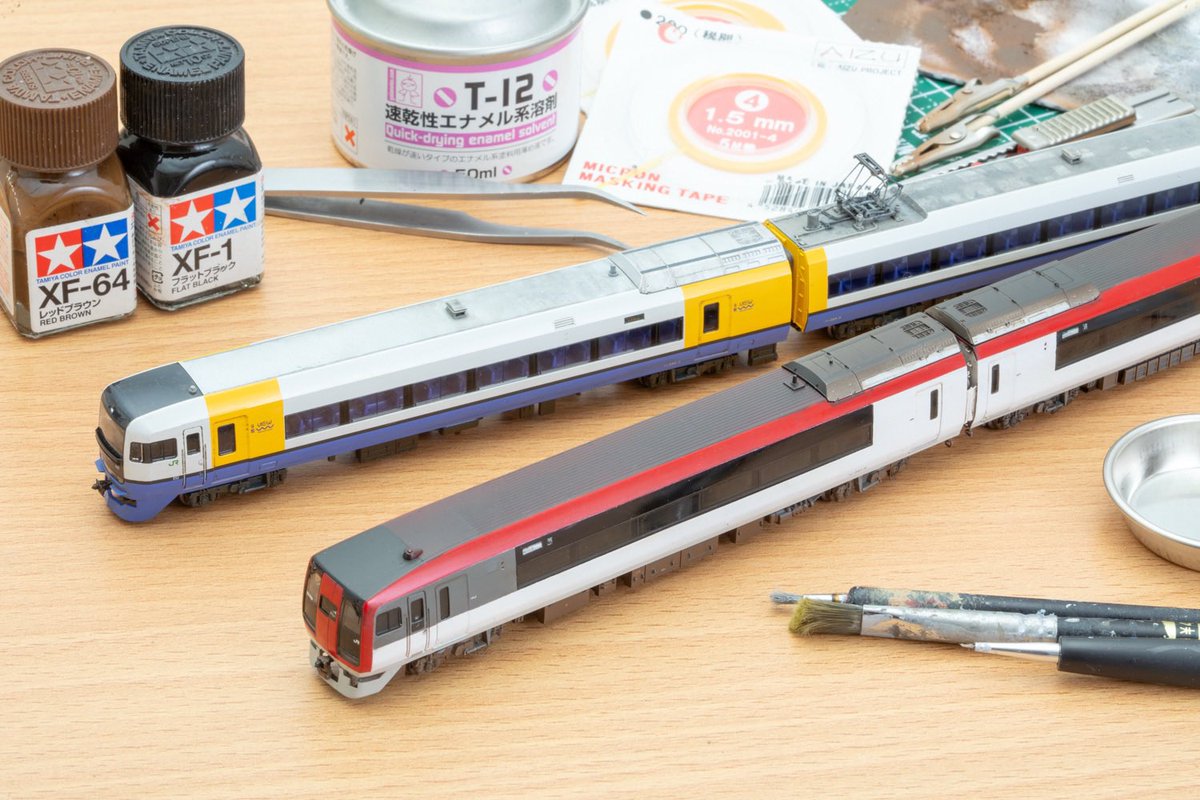 sasaki_mokei's tweet image. Twitterしてる暇あれば早く原稿仕上げろ！って怒られそうですが。。。

告知ですぅ。。。
例の如くでおまけ冊子の255系の実物写真と作例を担当しました。
今回はBe03編成の屋根上の汚れ表現の仕方を書いたので、ウェザリングしてみたいって人にもオススメです。
あと特集向けで253系作りました。。。！