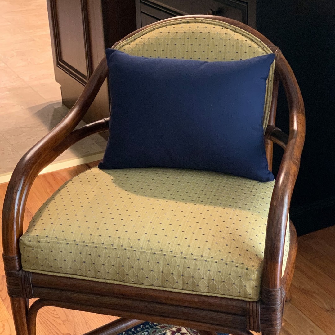 DraperyConnCT's tweet photo. Custom Reupholstered Side Chair &amp; Custom Throw Pillow

#DraperyConnectionCT #DraperyConnCT #DraperyConnection #CustomDraperies #WindowTreatments #PrivacySheers #CustomShutters #CustomTableLinens #ReUpholstery #CustomPillows #CustomAccessories #Stratford #CT https://t.co/juRhHvLCgT