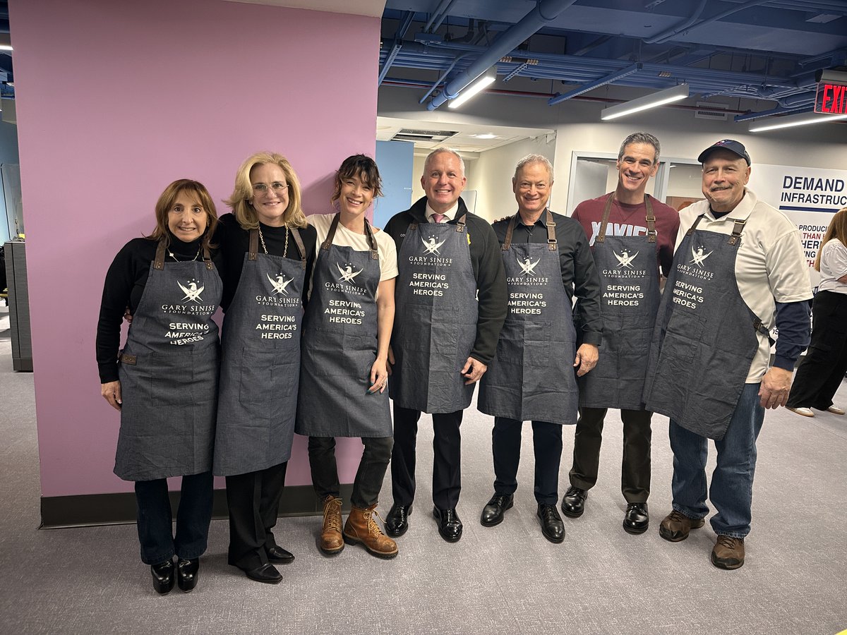 GarySinise's tweet image. Stopped by the NY Port Authority to serve the officers a warm meal of appreciation. These officers work hard and it was my honor to thank them on behalf of so many grateful Americans who support the @GarySiniseFound  🇺🇸