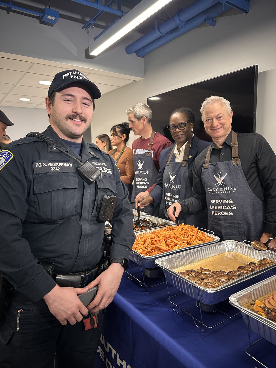 GarySinise's tweet image. Stopped by the NY Port Authority to serve the officers a warm meal of appreciation. These officers work hard and it was my honor to thank them on behalf of so many grateful Americans who support the @GarySiniseFound  🇺🇸