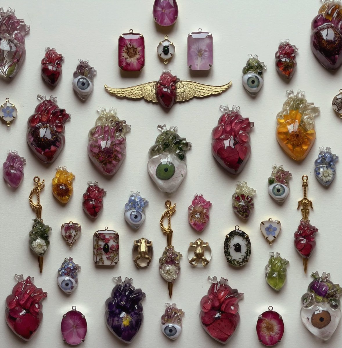 buggirl's tweet image. your girlfriend wants an anatomical heart made out of flowers for christmas (she told me)