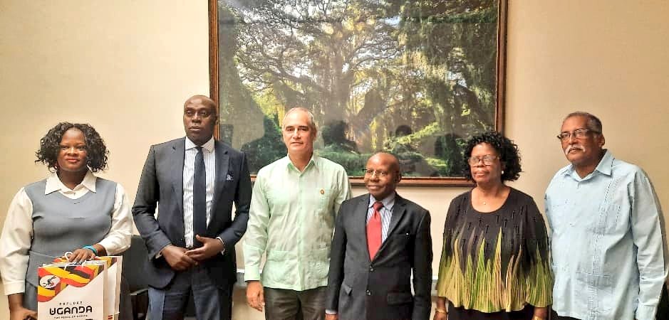 AsambleaCuba's tweet image. Alberto Núñez @anbcuba, presidente de la Comisión de Relaciones Internacionales de la @AsambleaCuba🇨🇺, recibió en el Capitolio Nacional a Fred Opolot, vicepresidente de la Comisión de Relaciones Internacionales de la Asamblea Nacional de la República de #Uganda🇺🇬