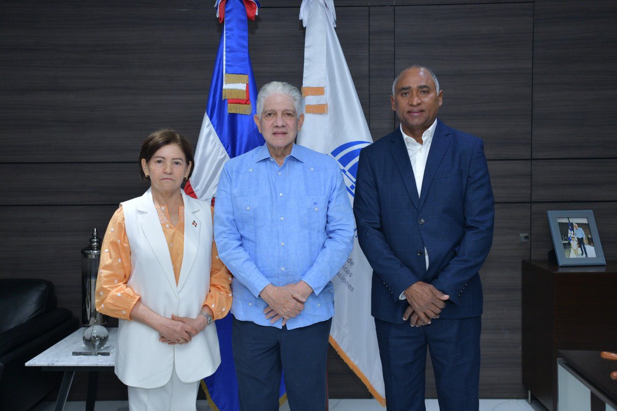 Sostuvimos una productiva reunión de seguimiento con el ministro de <a href="/MOPCRD/">Ministerio de Obras Públicas RD</a> , <a href="/EduardoEstrella/">Eduardo Estrella</a> , junto a nuestra gobernadora Yadira Báez . Avanzamos en importantes proyectos y obras que pronto seguirán transformando a Peravia. ¡Vienen cosas muy positivas para nuestra provincia!