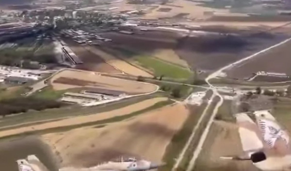 الطيران الإسرائيلي داخل بالأجواء السورية اليوم 
كإنها ساحة مفتوحة 🥱😅
 اين السيادة والحماية مش سامعين ليهم صوت غير قلة ادب وتطاول علي مصر والنتيجة؟ أجواء بتتعامل معاها إسرائيل كأنها ملكية خاصة