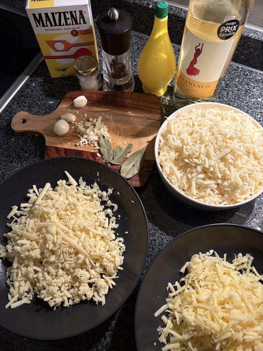 design_thyme's tweet image. Made fondue from scratch 

With a side of LOTR