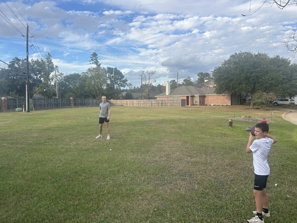 Mike_Zierlein's tweet image. This is what i love about my job…big playoff game and my guys @JaxynFaldyn and @bruhn_20 take their time to cone play catch with a future Cougar #itswhatwedo #collinsstrong @FootballTomball @handal_dave