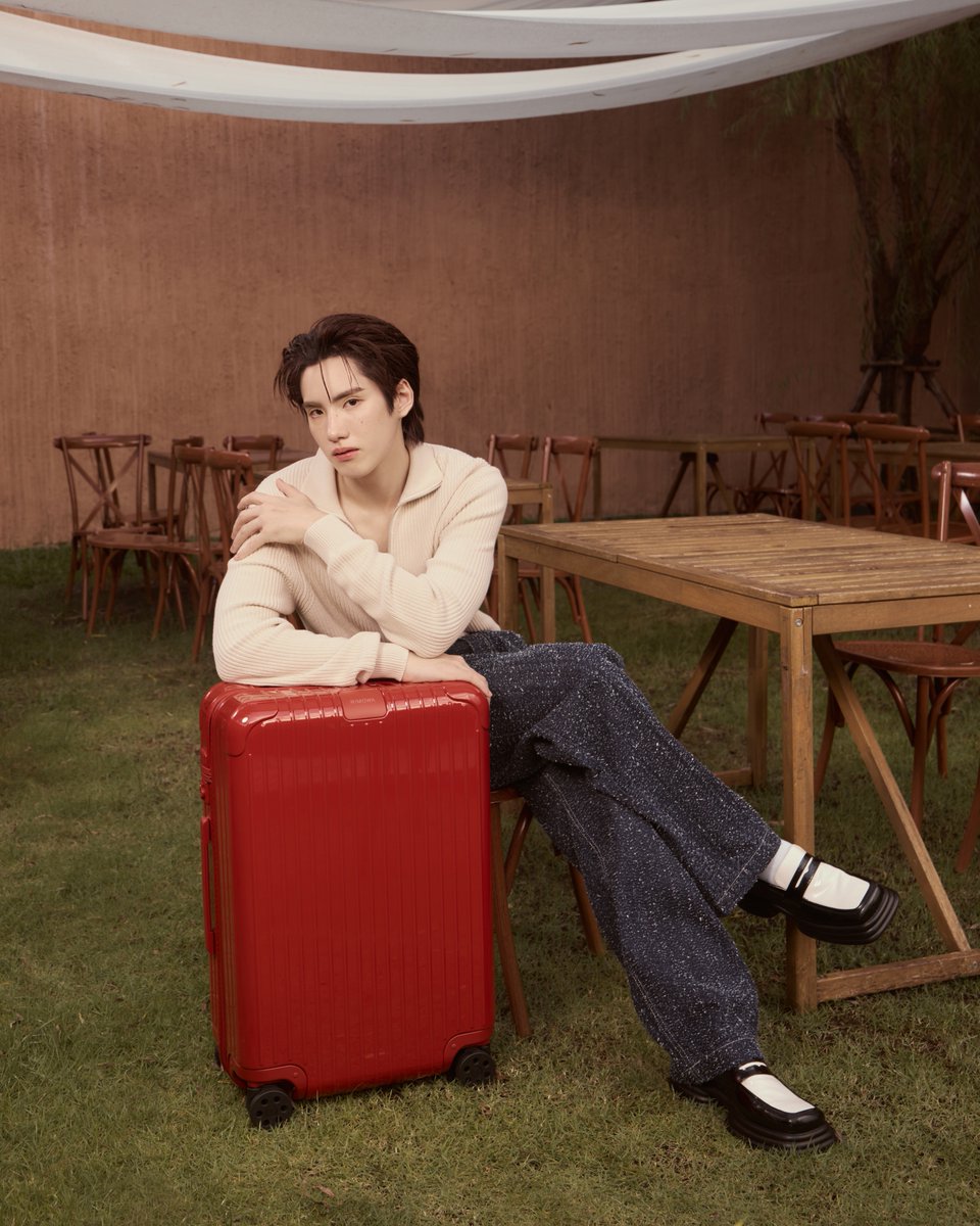 mintmag_th's tweet image. ทัชใจไม่หยุด! เสิร์ฟความหล่อของหนุ่ม ‘ภูธัชชัย’ BUS กับกระเป๋าเดินทางใบใหม่จาก RIMOWA Essential กับ 2 เฉดสีใหม่ล่าสุด Clay และ Terracotta ที่ได้อินสไปร์มาจากเฉดสีของผืนดินยามต้องแสงแดดและดินเหนียวธรรมชาติ 💚 

➡️อ่านต่อ mintmagth.com/fashion/pond-p…

#PHUTATCHAI #BUSbecauseofyouishine…