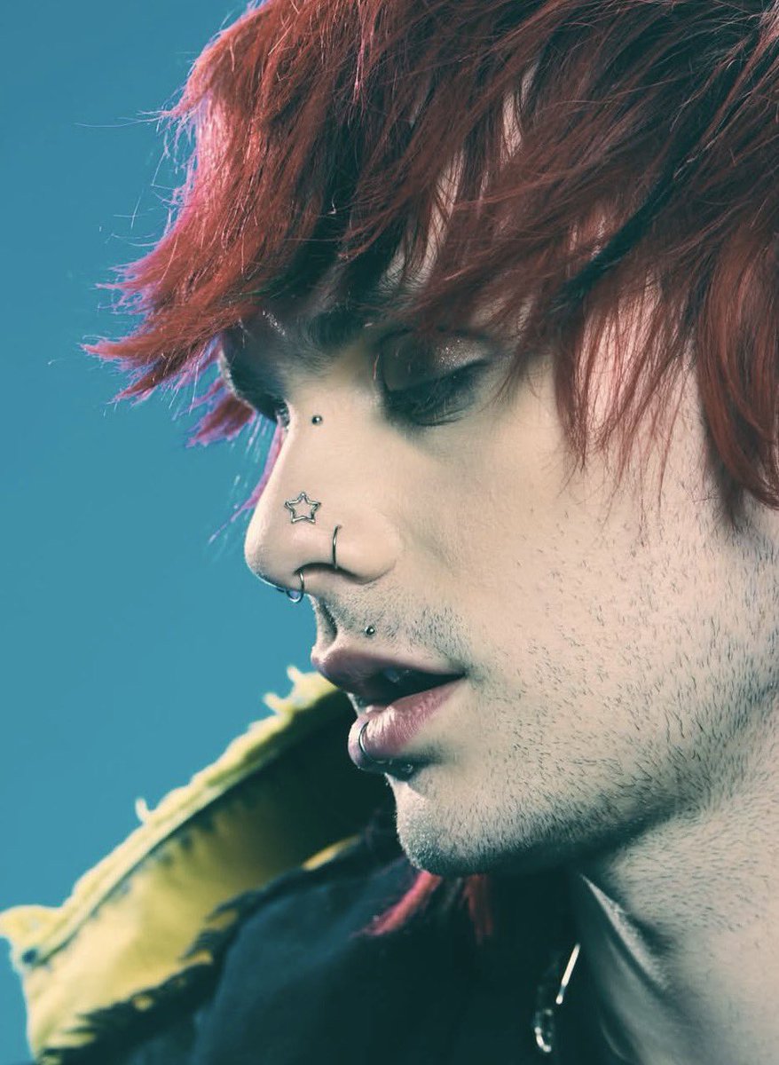 stupid4mgc's tweet image. A MICHAEL PIERCING PHOTO HAS HIT THE TOWER
