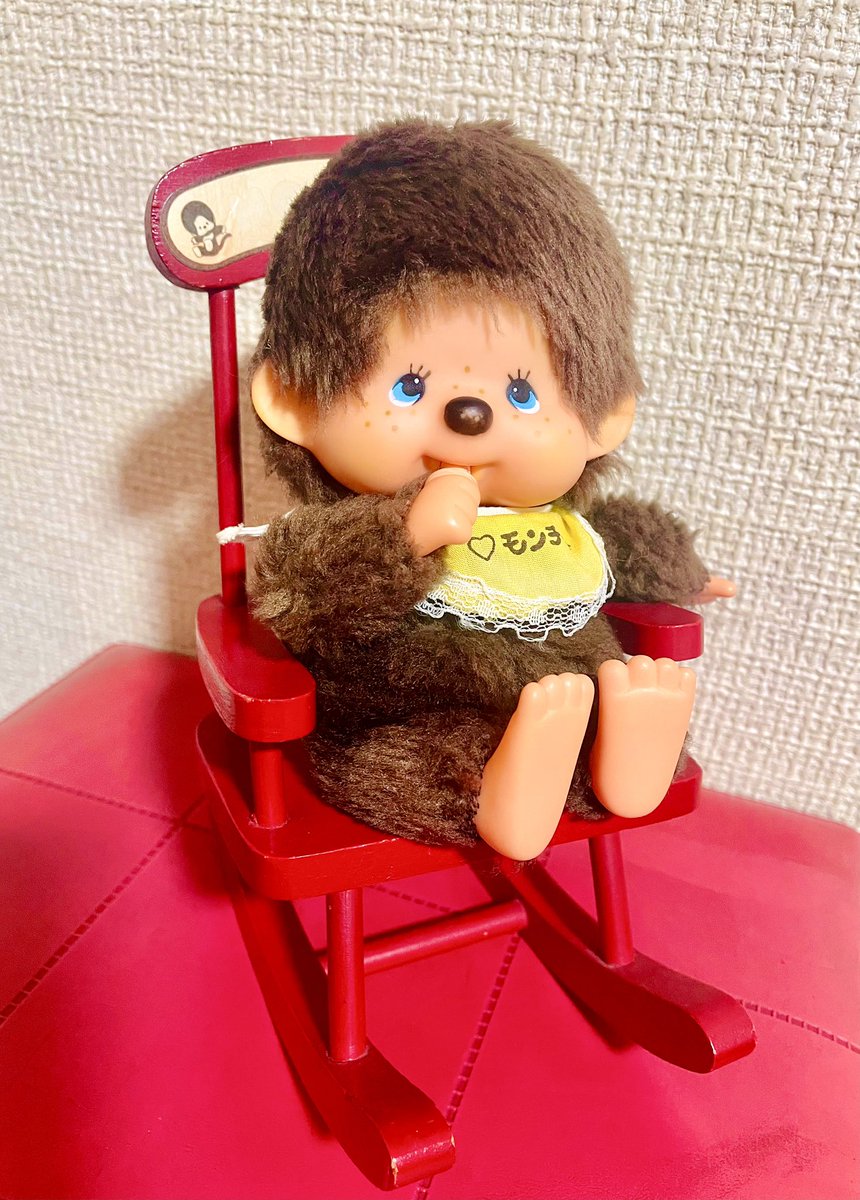 当時物のロッキングチェア。 背もたれにモンチッチ表記。 #モンチッチ