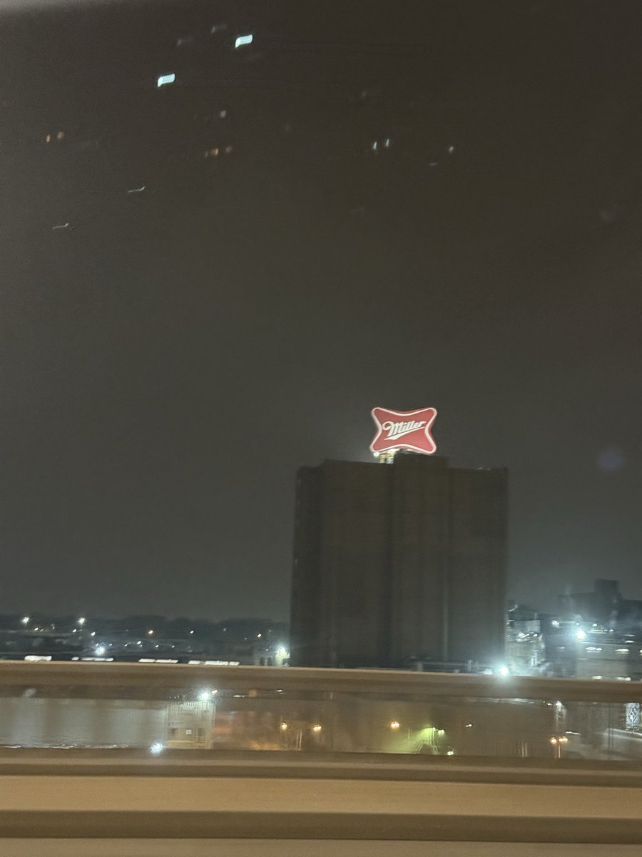 secretagent0017's tweet image. Thursday. November 20th. The streets scream for a hero #BatSignal