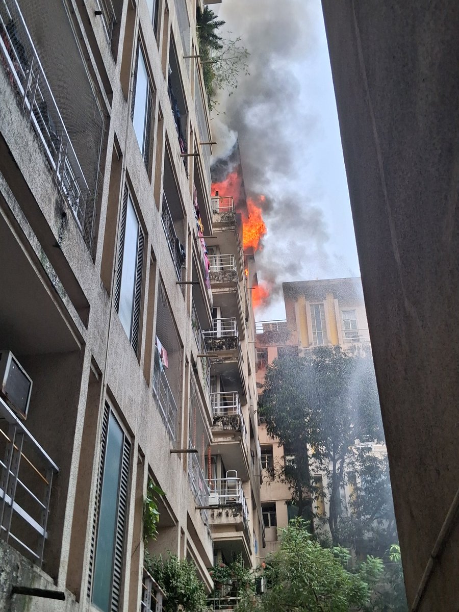 Jaishree_7's tweet image. Life is too fragile and no one knows how life will change and when...On 19th Nov, a fire engulfed this flat, two floors above us..Residents of the entire building had to rush down, as a safety measure.
For the entire duration of 4 1/2 hours that we were downstairs, strangers came…