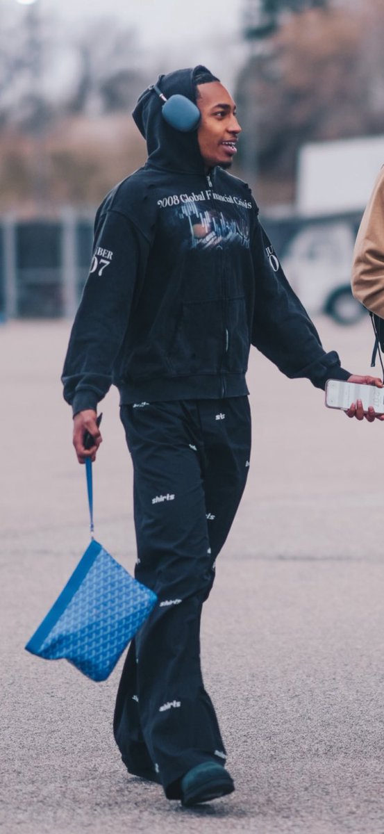 Rob Dillingham with a top 10 NBA fits I’ve ever seen:

-2008 global financial crisis hoodie (what the fuck)
-Pants that say “shirts”
-Headphones over the hood
-Goyard bag
-20% from 3 on the year