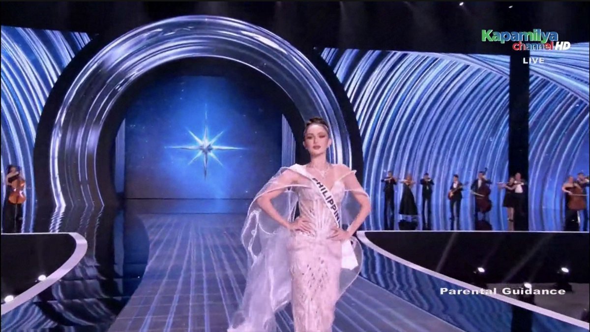 cinemabravoph's tweet photo. PANALUNIN SI MANALO! 👑🇵🇭

LOOK: The Philippines’ Ahtisa Manalo shines in a sparkling white evening gown, featuring sheer sleeves, intricate beadwork, and a flowing cape detail, during the #MissUniverse2025 coronation day. #MissUniverse #AhtisaManalo