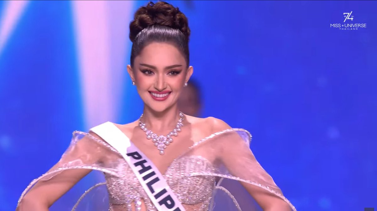 cinemabravoph's tweet photo. PANALUNIN SI MANALO! 👑🇵🇭

LOOK: The Philippines’ Ahtisa Manalo shines in a sparkling white evening gown, featuring sheer sleeves, intricate beadwork, and a flowing cape detail, during the #MissUniverse2025 coronation day. #MissUniverse #AhtisaManalo