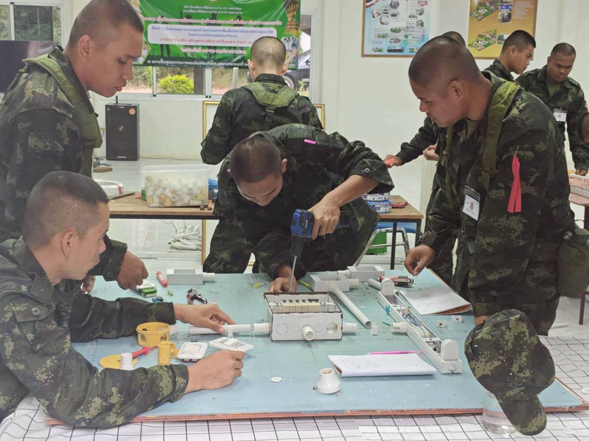 army2pr's tweet image. มทบ.210 ฝึกอบรมอาชีพทหารกองประจำการ สาขาวิชาชีพช่างเดินสายไฟฟ้า และติดตั้งระบบไฟฟ้าภายในอาคาร
โดยวิทยากรจากสถาบันพัฒนาฝีมือแรงงานที่ 41 จ.นครพนม ซึ่งในวันนี้เป็นการเรียน การสอนในเรื่อง การใส่ท่อสายไฟ ติดตั้งสะพานไฟ และหลอดไฟฟ้า
#มณฑลทหารบกที่210
#กองทัพภาคที่2
#กองทัพบก