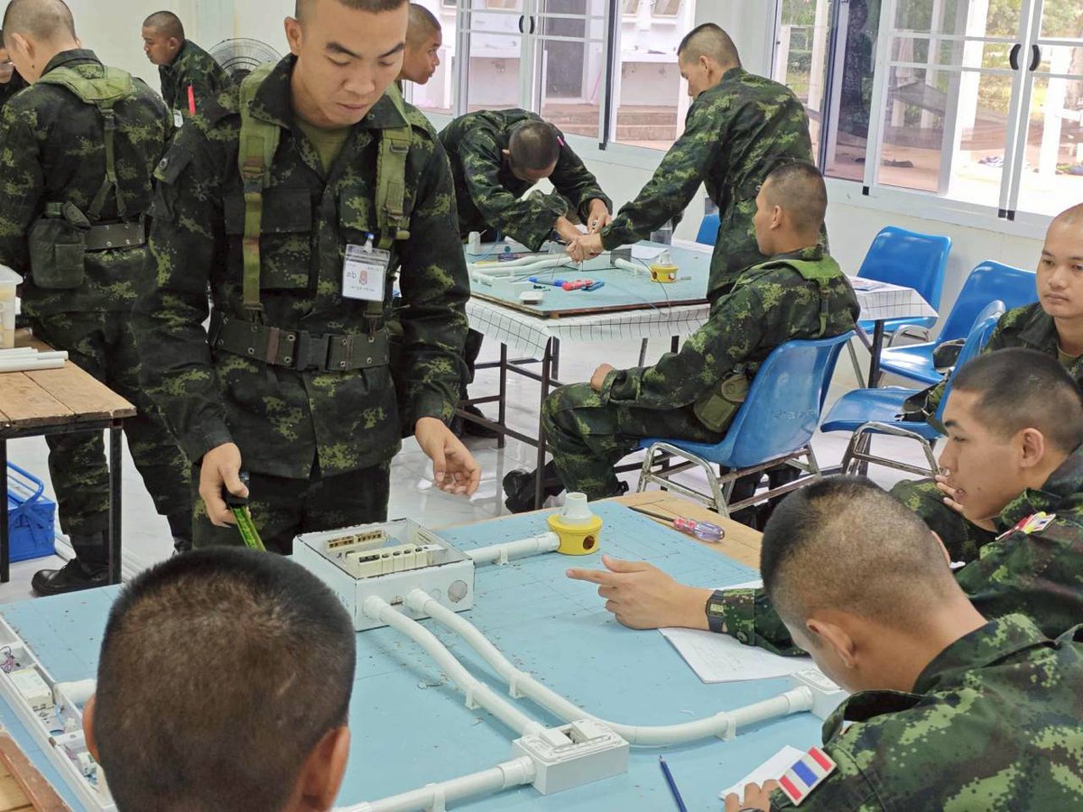 army2pr's tweet image. มทบ.210 ฝึกอบรมอาชีพทหารกองประจำการ สาขาวิชาชีพช่างเดินสายไฟฟ้า และติดตั้งระบบไฟฟ้าภายในอาคาร
โดยวิทยากรจากสถาบันพัฒนาฝีมือแรงงานที่ 41 จ.นครพนม ซึ่งในวันนี้เป็นการเรียน การสอนในเรื่อง การใส่ท่อสายไฟ ติดตั้งสะพานไฟ และหลอดไฟฟ้า
#มณฑลทหารบกที่210
#กองทัพภาคที่2
#กองทัพบก
