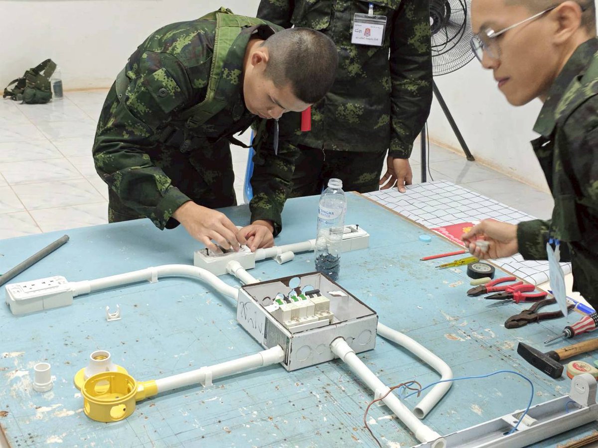 army2pr's tweet image. มทบ.210 ฝึกอบรมอาชีพทหารกองประจำการ สาขาวิชาชีพช่างเดินสายไฟฟ้า และติดตั้งระบบไฟฟ้าภายในอาคาร
โดยวิทยากรจากสถาบันพัฒนาฝีมือแรงงานที่ 41 จ.นครพนม ซึ่งในวันนี้เป็นการเรียน การสอนในเรื่อง การใส่ท่อสายไฟ ติดตั้งสะพานไฟ และหลอดไฟฟ้า
#มณฑลทหารบกที่210
#กองทัพภาคที่2
#กองทัพบก