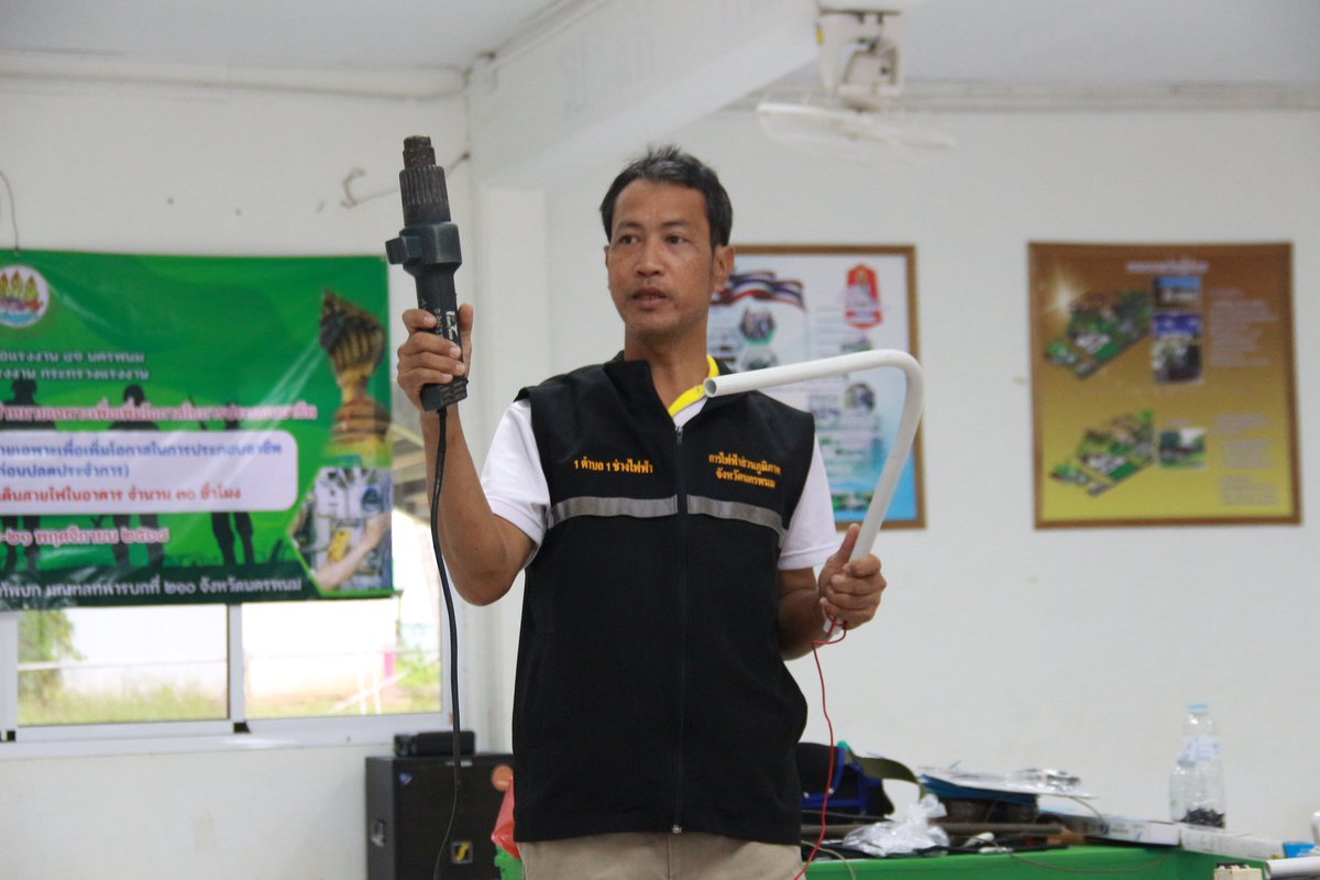 army2pr's tweet image. มทบ.210 ฝึกอบรมอาชีพทหารกองประจำการ สาขาวิชาชีพช่างเดินสายไฟฟ้า และติดตั้งระบบไฟฟ้าภายในอาคาร
โดยวิทยากรจากสถาบันพัฒนาฝีมือแรงงานที่ 41 จ.นครพนม ซึ่งในวันนี้เป็นการเรียน การสอนในเรื่อง การใส่ท่อสายไฟ ติดตั้งสะพานไฟ และหลอดไฟฟ้า
#มณฑลทหารบกที่210
#กองทัพภาคที่2
#กองทัพบก