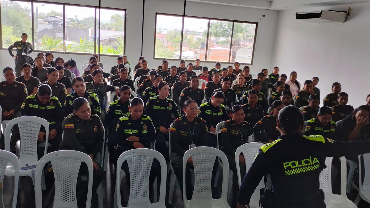 👮🏻‍♀️📘 #Dignidad | La Policía Nacional en el Amazonas, a través de la Oficina de Control Disciplinario Interno No. 2, realizó una charla de prevención al personal femenino para fortalecer la integridad policial y la confianza ciudadana.

#S2D | #DiosYPatria 🇨🇴👮🏻‍♂️