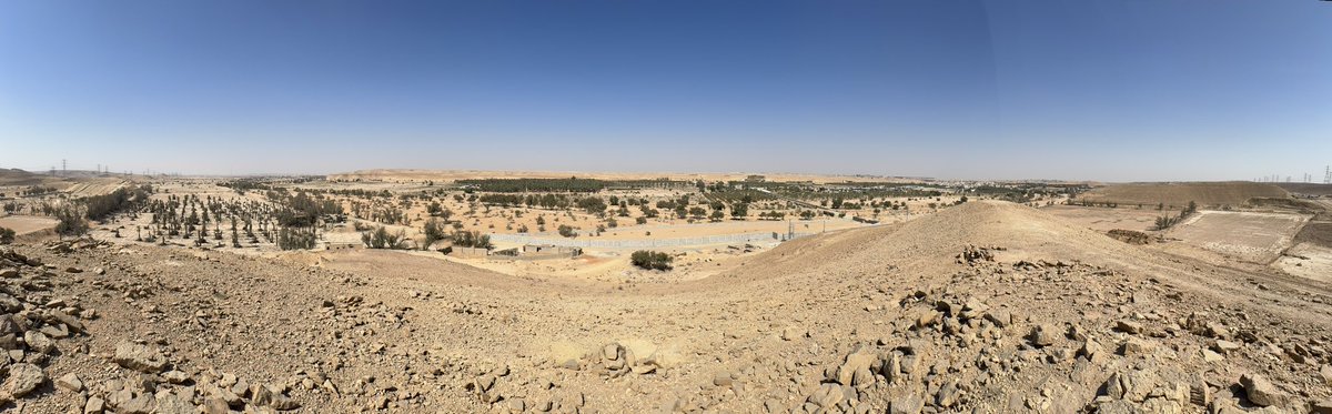 صبحهم وربحهم 

هذا المطل البانورامي القريّب، من أماكني الخاصة المفضلة، صيفا وشتاءً، لا سيما عند جريان الوادي، ومن سابقني إليه، يستاهله؛ لأن من سبق لبق، على قولة القايل.

لوكيشن نهاية أقرب طريق مسفلت إليه.
maps.app.goo.gl/VVB9dtzyAxA5X9…

وهذا لوكيشن المطل لا تحطه إلا بعد اللوكيشن الأول.