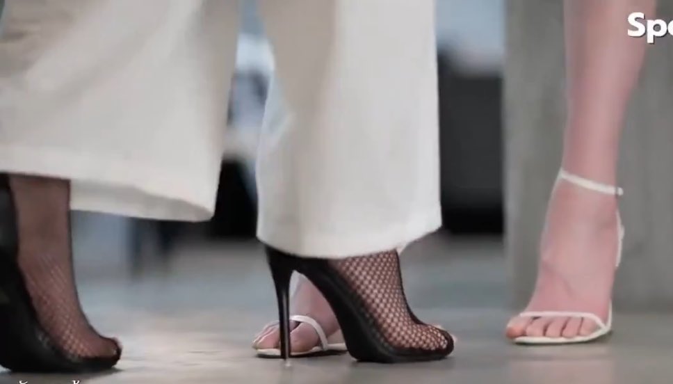 Minebaejuu's tweet image. ถ่ายบนช็อคโบว์น้องไอร่า ถ่ายล่างช็อครองเท้าพี่ตะวัน คอสตูมพี่ตะวันน้องไอร่านี่มันนำ 1 ก้าวเสมอ แต่นำไปไหนไม่รู้นะ 555555555555555555555555555555